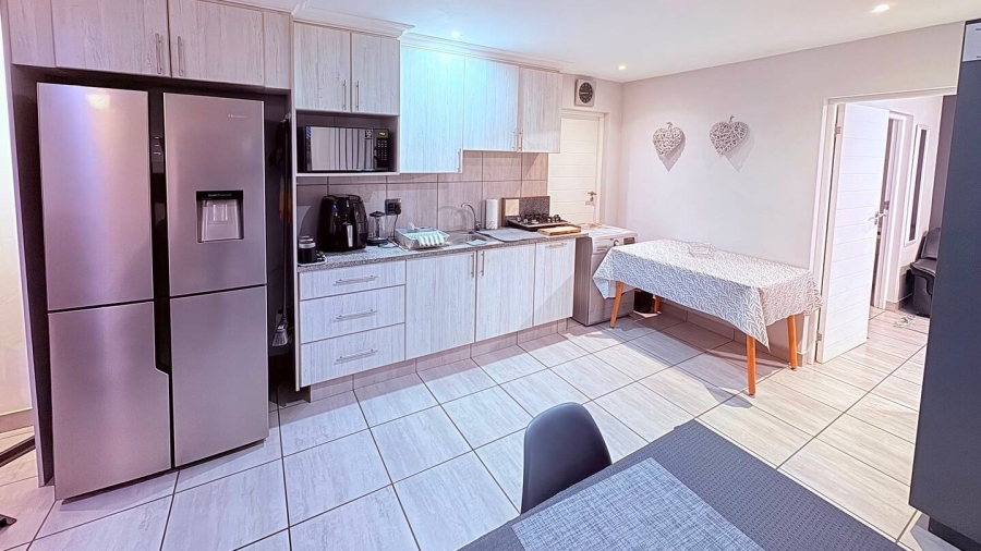 5 Bedroom Property for Sale in Reebok Western Cape